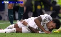 一体何が起きた？R・マドリーの本拠地で危険なスリップ連発「味方を壊してるやん」“ズルズル芝”にブラジル代表FWが足を滑らせて悶絶「サッカーできる環境じゃない」