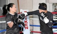 ドネア　堤戦後は井上拓真と「統一戦をやりたい」　公開練習で夫人のミットに軽快打ち込み