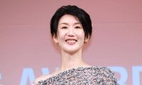 栗原恵さん、紺色ニット姿で黒ノースリーブトップス姿のCocomiとツーショット「またすぐに」