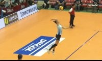 サーブの軌道がおかしい… 女子バレー、“ストン”と落ちる魔球でエース 味方ベンチは歓喜のダンス