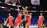 スパーズがサンダーとの激闘を制しNBAカップ決勝へ…ウェンバンヤマが復帰戦で躍動