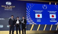 FIA表彰式で2025年APRCチャンピオンの新井大輝と立久井大輝にトロフィー授与