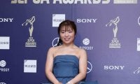 【JLPGAアワード】佐久間朱莉、大胆に両肩出したドレスでスピーチ　MVP含む最多の３冠