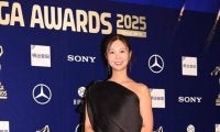 息を呑む美しさ…今季悲願初優勝の美女ゴルファー、ワンショルダーの黒ワンピースで艶やかに　ファン反響「めちゃくちゃいかしてる」【ＪＬＰＧＡアワード】