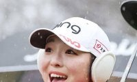 佐久間朱莉、デコルテ全開青系ドレス「４冠達成することが出来ました」JLPGAアワード