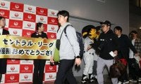 阪神の監督、選手らハワイへ優勝旅行　「楽しんできます」笑顔で出発