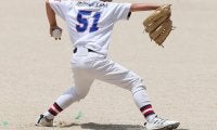 力任せからの脱却…自然なテークバックをどう作る？　理想の動き身につく“二塁トス”