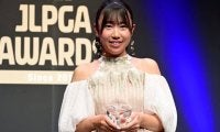 「乃木坂デザインだー」フリルも着こなす25歳“アイドルゴルファー”に絶賛の声「僕の救世主です」「肩出しドレスナイス」