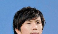 柏木陽介引退試合　セレモニーで妻の佐藤渚アナが緊急ニュース読み上げる　花束贈呈では夫婦で涙　妻「何よりも健康第一。人間ドック受けて」とメッセージ