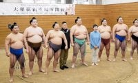 大相撲で人気上昇中の藤ノ川、巡業先で埼玉栄高相撲部の弟と稽古「頑張ってもらいたい」