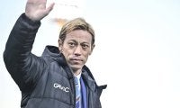 ｢本田エグくて草｣本田圭佑→｢ルーレット上手いな｣香川真司の｢エモすぎる｣ホットライン弾にファン大興奮！ 柏木陽介氏の引退試合“ガチ勝負”で見事な連係から先制ゴール！