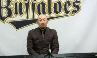 オリックス　４１歳守護神のスーツ姿が「貫禄半端ない笑」「オリックスの…ボス」「怖いけど素敵」ソファに鎮座し見つめられたらもう　球団が公開