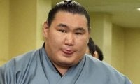 横綱豊昇龍、あまりの美しさにガチガチ？大女優が相撲部屋を訪問　超貴重２ショに反響「顔ちっさ！」「すごい」