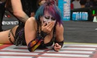 「酷いことする」「歯が…」“最恐”女子レスラー、戦慄の顔面攻撃 リングサイドの“悪女”も絶句
