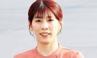 吉田沙保里さん「凄い迫力」「横に並ぶと全部小さく見えちゃう」腕に両手を回して記念写真「おまじないにかかりました！笑」