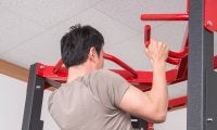 1回だけでもキツイ！手幅を広げた「懸垂（チンニング）」で広背筋を鍛える