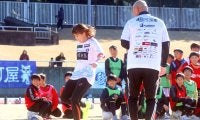 駿河屋サッカー教室でレスリング五輪３連覇の吉田沙保里さんもシュート…競技の枠超えて豪華メンバーが集結