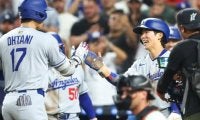 衝撃2ランの大谷翔平が見せた“後輩思い”の瞬間　自身の一打よりも先に向かった祝福【ドジャース回顧録 vol.2】