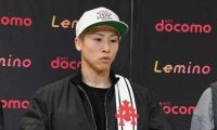 世界戦２７連勝の井上尚弥が帰国、ピカソを批判　真吾トレーナーは試合内容に不満