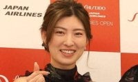 美女ゴルファーの左手首にキラリ高級腕時計　「ゴルフウェアとフォーマルな装いの印象の違いにびっくり」　地元神戸の老舗時計・宝飾店が投稿