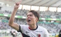 ｢めちゃオシャレ！｣鹿島優勝に貢献“和製アザール”のお洒落な私服ショット満載のロンドン旅に反響！｢服が全部可愛い｣｢色使いが素敵ね｣｢ベイカーストリートやーん｣