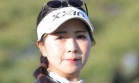 今季限りで引退の前中日外野手に高１で同じクラスの女子ゴルファーが労い「最大のお疲れさまを贈ります！」　２人で飾った地元紙のスポーツ面も投稿