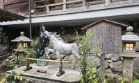 午年は馬に関係するスポットに初詣へ 京都の奥座敷に位置する「絵馬発祥の地」
