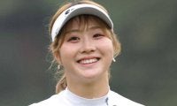 「２０２６年も一歩ずつ」人気女子ゴルファーの新年オフショットに反響　笑顔の海辺プールショットも