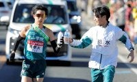 【箱根駅伝】トップの青学大・佐藤愛斗　チームメートと一緒に給水地点で乾杯からのラストスパート　
