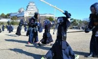 姫路城大天守の前で「演武始め」　幼児から大人まで150人が汗流す