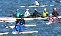 琵琶湖漕艇場で新春恒例「初漕ぎ会」　ボート約60艇がスイスイと