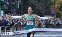 青学大が圧巻３連覇　Ｖ立役者・５区異次元走の黒田朝日も涙で胴上げ歓喜の舞い