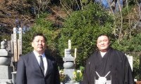 高砂部屋が７代目師匠・元大関朝潮の墓参り　前頭朝乃山「前に出ろ」先代の教え胸に初場所へ