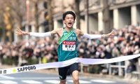 青学大　史上初！２度目の３連覇　大会記録３分４５秒更新　原監督「３００％輝きました！」さえ渡ったタクト「さすがだなと」