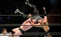 ウルフアロンが衝撃デビュー　柔道技、プロレス技繰り出しＥＶＩＬを絞殺葬　五輪王者の技・アングル・スラムも決めた