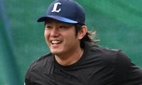 今井達也投手がヒューストンで大歓声に応える　ＮＦＬのスタジアムで紹介され両手を振る「ようこそＨタウンへ、タツヤ」
