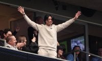 アストロズ「45」今井達也、ヒューストン本拠地NFLテキサンズ試合観戦「Ｈポーズ」で街の一員に