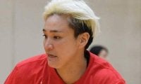 「死を覚悟しました」がん手術公表のバスケ女子元日本代表、吉田亜沙美が先発出場も左膝負傷、松葉づえでコート後に