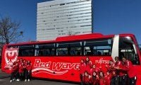 富士通レッドウェーブが特製チームバス導入「本当にうれしい」町田＆宮澤は決意新た