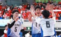 4連覇狙う男子・駿台学園は「攻める」流れで盤石のストレート勝ち　春高バレー