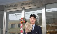 【ヤクルト】ドラ５東海大甲府・鈴木蓮吾「笑顔」文字入りグラブ持参で入寮「苦しい状況でも…」