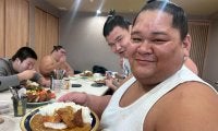 初場所へ勝負飯「パパカツカレー」　大島部屋に応援団から熱々の縁起物「しっかり勝ちます」