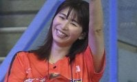 マジで！？大友愛さん　日本代表ＯＧの「持ち方最強すぎん？」特大ポカリを片手でｗ春高バレーでの２ショが「パワフル」「美しい！」