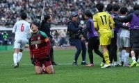 尚志が涙の４強敗退　国立騒然の死闘ＰＫ戦　１０人目西村主将が無情のバー直撃で失敗　ピッチにひざまずき、ぼう然、号泣　福島県勢初の決勝逃す　仲村監督は選手かばう「全部僕の運のなさ」