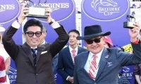 スタッフ大感激のフォーエバーヤング祝勝会に羨望の声「あまりに可愛いグッズ」「オーナーが遠くまで…」