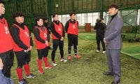 【広島】新井監督「良ければ使う」新人自主トレ視察し競争促す　７選手が１軍キャンプスタート