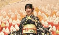 馬場咲希が成人の日に黒と金の振り袖披露、袖に描かれた紅葉や雲に「すごくキラキラしている」