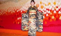 馬場咲希が黒×金の振袖でスピーチ 二十歳の誓い「世界に挑戦し続けるプロゴルファーで」