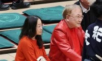 赤レザージャケット姿の高須克弥院長、パートナー西原理恵子氏と並んで初場所観戦　好角家で有名