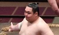 大相撲　勝利した友風にまさかのハプニング「こけちゃいました…」花道で転倒の瞬間が中継に映り込む　放送席も「あっ！」と驚き